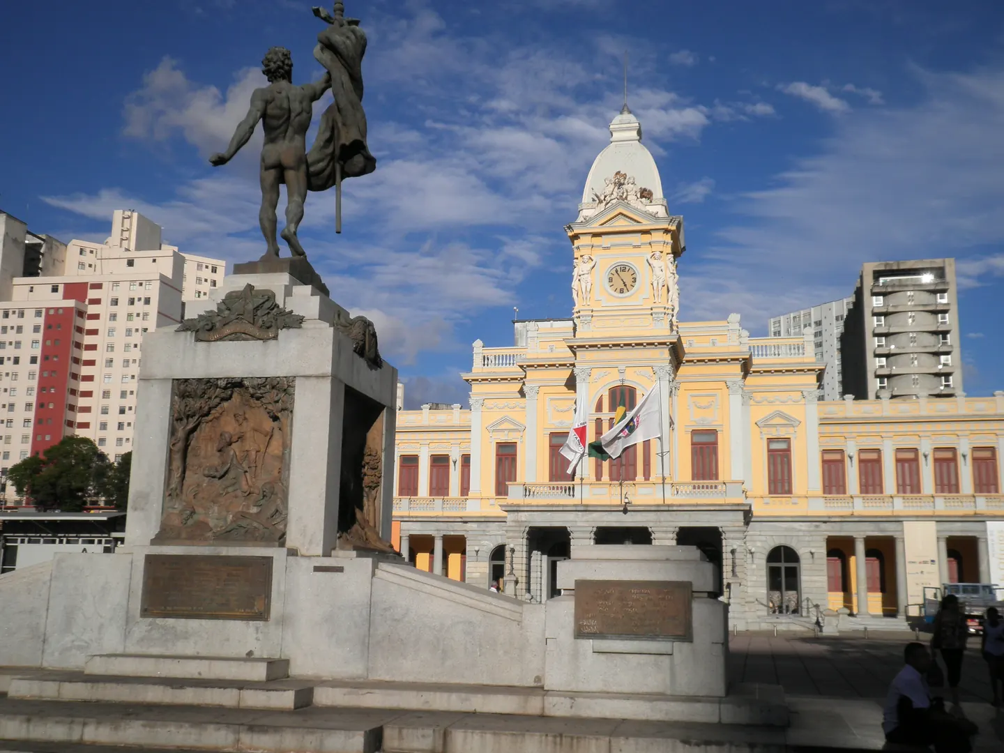 Estação Central de Belo Horizonte, com a estrutura ferroviária e a cidade ao redor